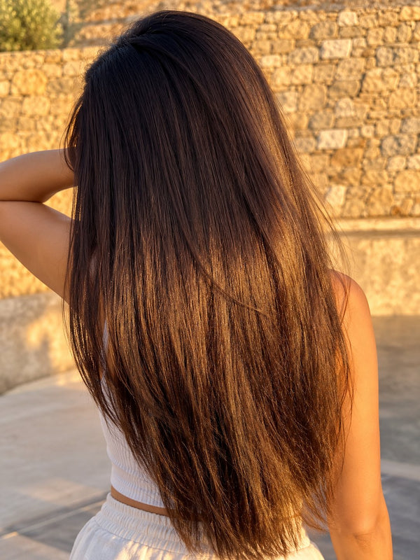 Lange glänzende Haare im Abendlicht